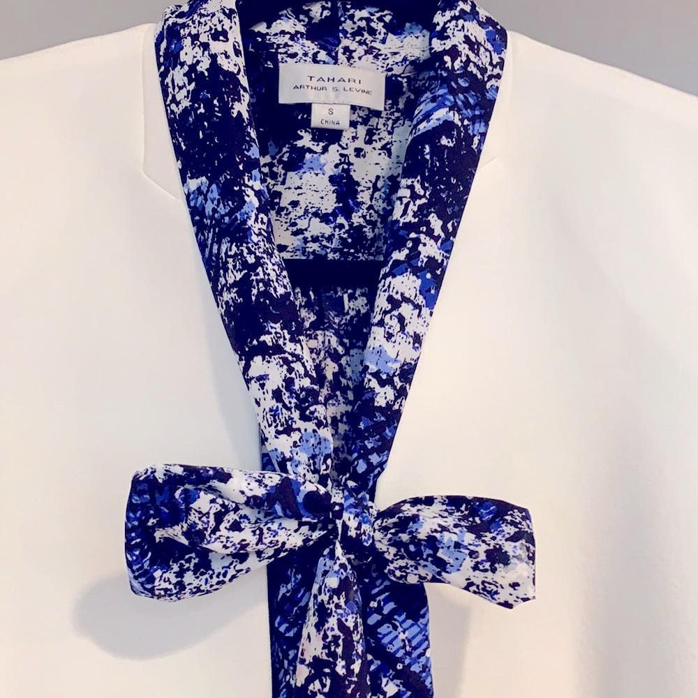 TAHARI Beautiful Women’s blouse. Size S